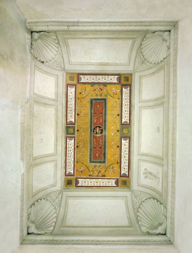 Vault and details of the stucco decorations.